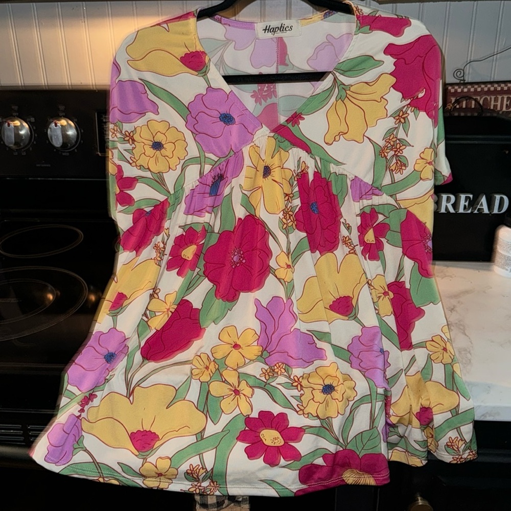 Haptics short sleeve floral top. New without tag